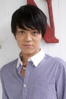 笠井竹巳役の加藤真央。