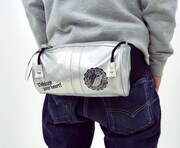 「立体機動装置イメージウエストバッグ」の着用例。