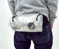 「立体機動装置イメージウエストバッグ」の着用例。