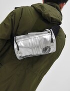 「立体機動装置イメージウエストバッグ」の着用例。