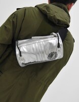 「立体機動装置イメージウエストバッグ」の着用例。