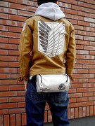 「立体機動装置イメージウエストバッグ」と、同じくコスパにて販売されている「兵団ジャケット」との組み合わせ。