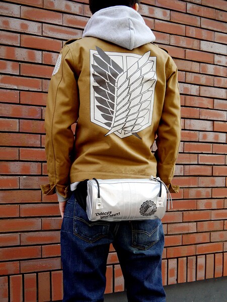 「立体機動装置イメージウエストバッグ」と、同じくコスパにて販売されている「兵団ジャケット」との組み合わせ。