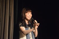 アニメの主題歌を担当した松本佳奈。