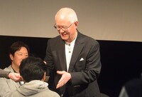 勝者にはちばてつやから、色紙を手渡し。