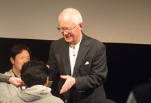 勝者にはちばてつやから、色紙を手渡し。