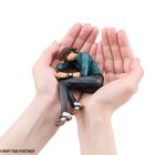 「タイバニ」の虎徹、シャツのボタンを外して手のひらの上でリラックス