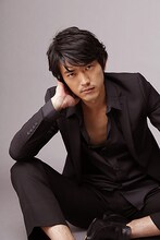 松下左右十役の谷口賢志。