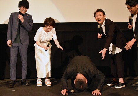 舞台挨拶の様子。