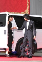 綾瀬はるかをエスコートする斎藤工。