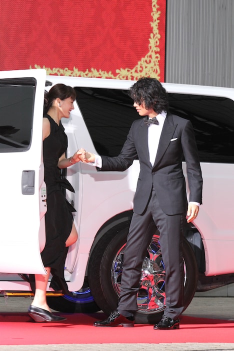 綾瀬はるかをエスコートする斎藤工。