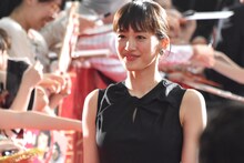レッドカーペットを歩く綾瀬はるか。