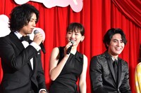 （左から）斎藤工、綾瀬はるか、間宮祥太朗。