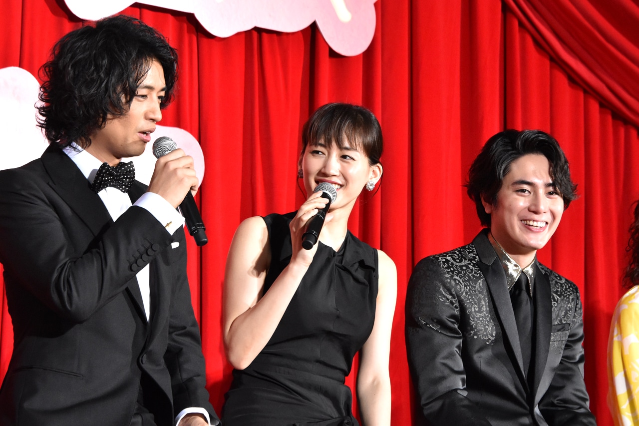 「高台家の人々」レセプションパーティの様子。