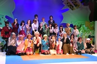 「舞台版 実は私は」公開ゲネプロ後のフォトセッションの様子。