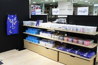 「アイドリッシュセブン」グッズコーナー ※写真は初日5月9日、開店前の状態です。