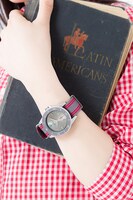 「ワンパンマン」コラボ リストウォッチ（ジェノスモデル）の着用画像。