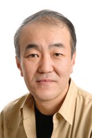 小⿃遊勇治役の温水洋一。