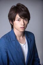 八神裕役の白洲迅。