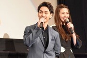 左から柳楽優弥、片瀬那奈。