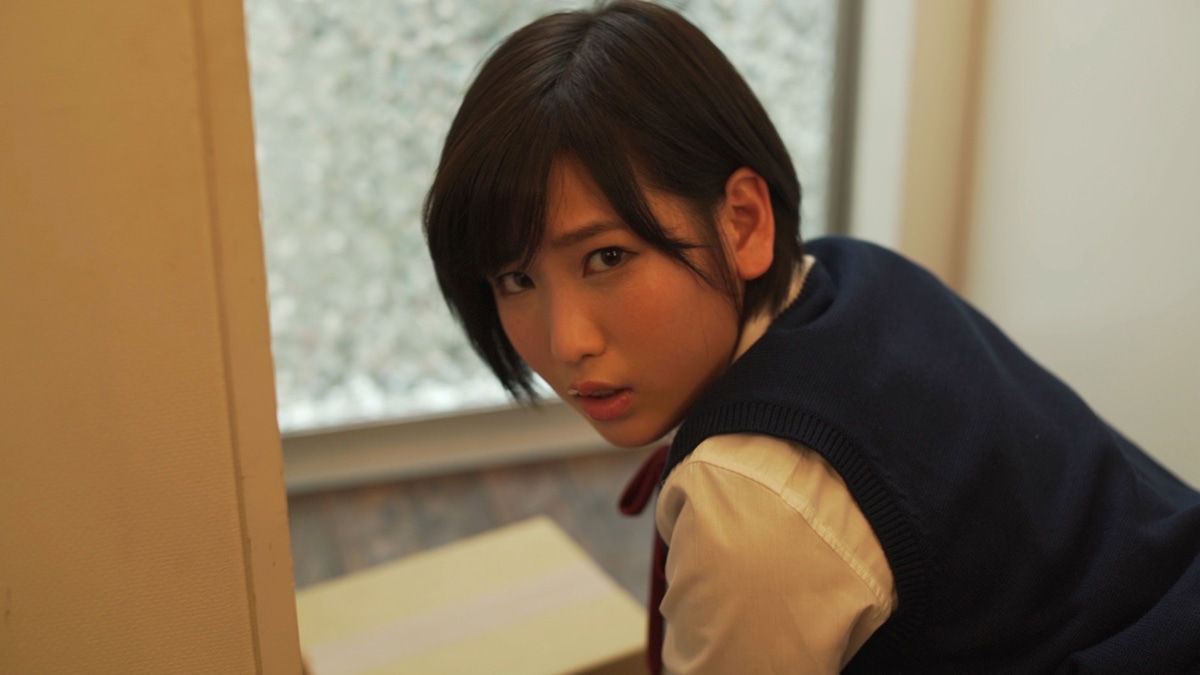 夏目花実演じる、クールな少女・瑠衣。