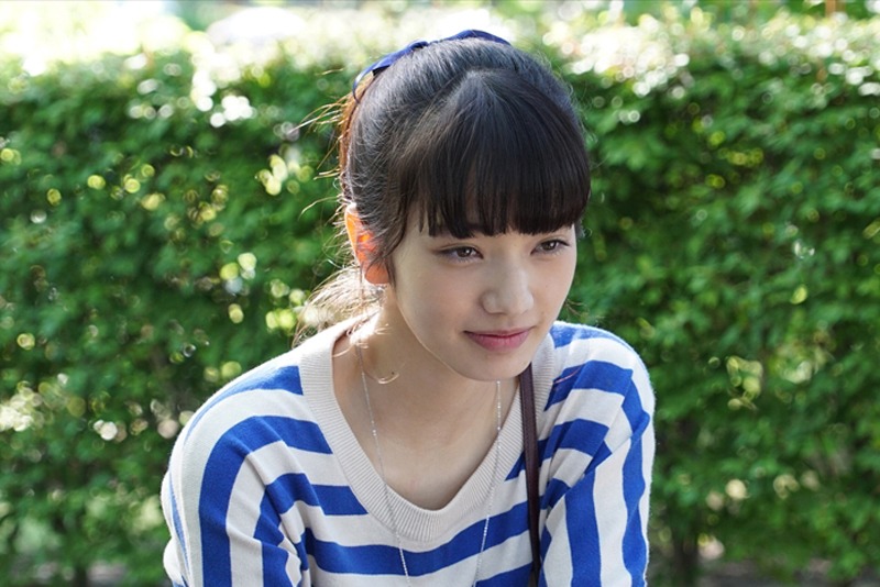 小松菜奈扮する由布子。