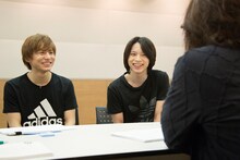 西田大輔の説明を聞く北村諒と宮崎秋人。