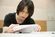 台本を眺める北村諒。