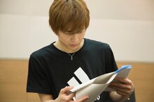 台本を眺める宮崎秋人。