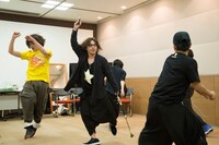 自ら殺陣入れを行う西田大輔。