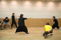 宮崎秋人に殺陣の説明をする西田大輔。