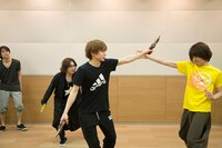 殺陣稽古を行う宮崎秋人。