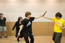 殺陣稽古を行う宮崎秋人。