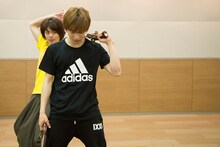 殺陣稽古を行う宮崎秋人。