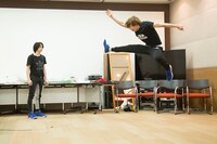 休憩中、「ライブ・ファンタジー『FAIRY TAIL』」で会得したアクションを北村に披露してみせる宮崎。