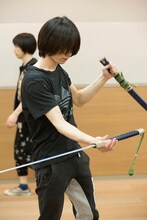 刀を手にする北村諒。