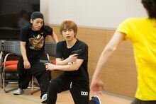 殺陣稽古を行う宮崎秋人。