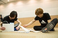 台本を見ながらディスカッションする北村諒と宮崎秋人。