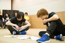 台本を見ながらディスカッションする北村諒と宮崎秋人。