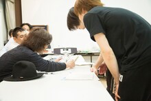 原作本を開き演技指導する西田大輔。