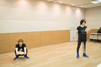 動きをつけてセリフを読み上げてみる北村諒と宮崎秋人。