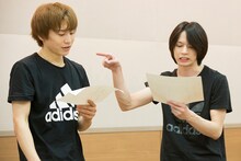 動きをつけてセリフを読み上げてみる北村諒と宮崎秋人。