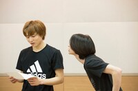 動きをつけてセリフを読み上げてみる北村諒と宮崎秋人。