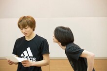 動きをつけてセリフを読み上げてみる北村諒と宮崎秋人。