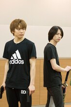 2人での殺陣稽古を行う北村諒と宮崎秋人。