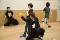 西田が宮崎の動きを演じ、それに合わせて動作を確認する北村。