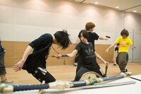 2人での殺陣稽古を行う北村諒と宮崎秋人。