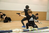 2人での殺陣稽古を行う北村諒と宮崎秋人。