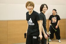 2人での殺陣稽古を行う北村諒と宮崎秋人。