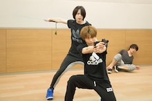 殺陣稽古を行う奥村燐役の北村諒（奥）と奥村雪男役の宮崎秋人（手前）。